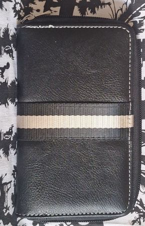 Elegante schwarze Geldbörse mit Streifen.