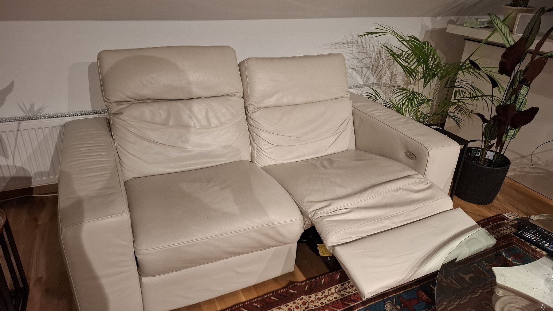 Divani: Modern Cream Leather Recliner Sofa - Great Condition! – Usato da Gränichen venduto da Metiiii 1