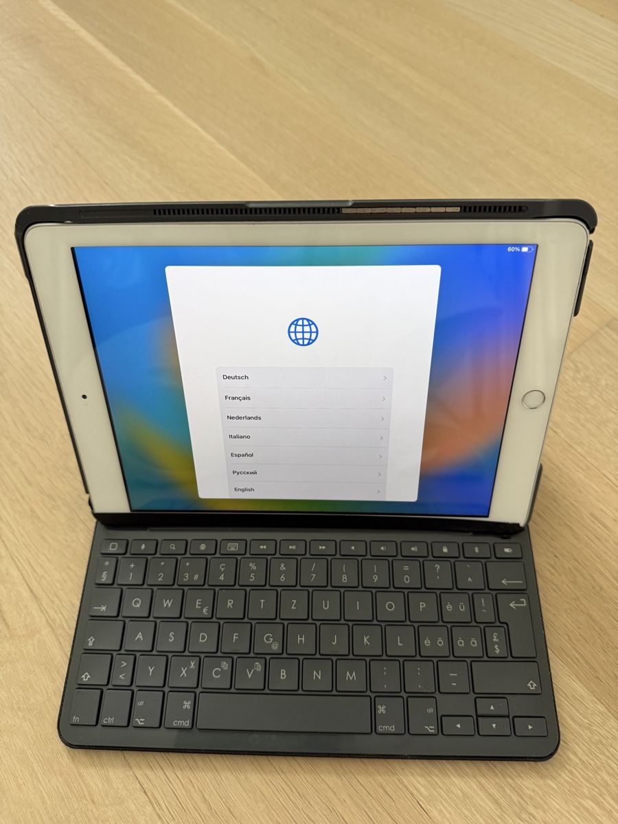 Apple Tablet PC: Apple ipad 5. Generation Wifi MIT Logitech Tastatur – Usato da Solothurn venduto da SusanneL01 1