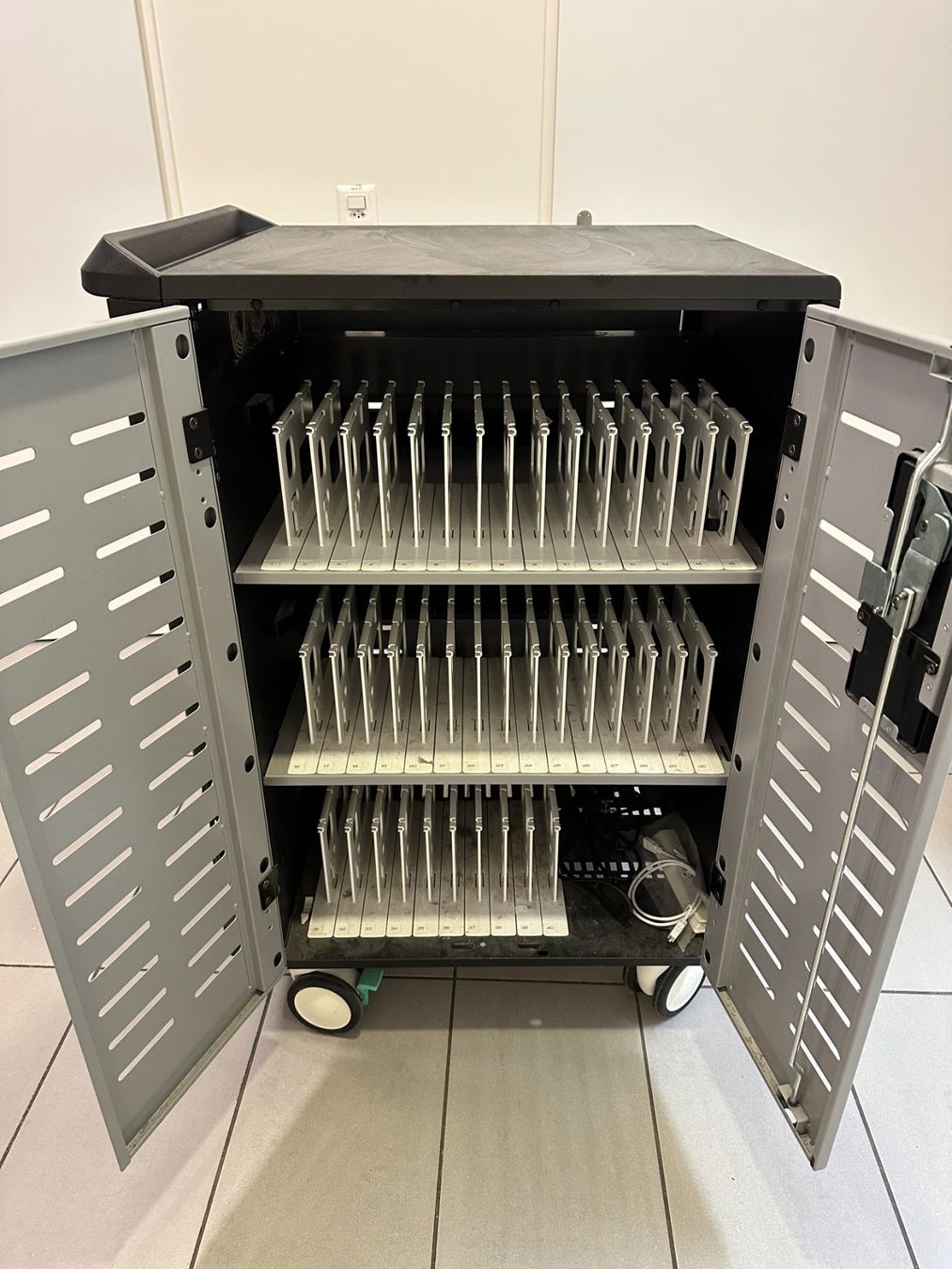 Banconi: Ergotron PowerShuttle Tablet-/Laptop-Ladewagen 40 Geräte – Usato da Wollerau venduto da joh_2t8v 1