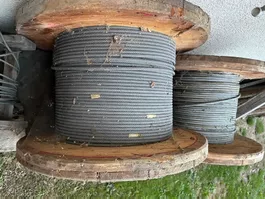 Zu Verkaufen 2 Holzbobinen inkl. Seil