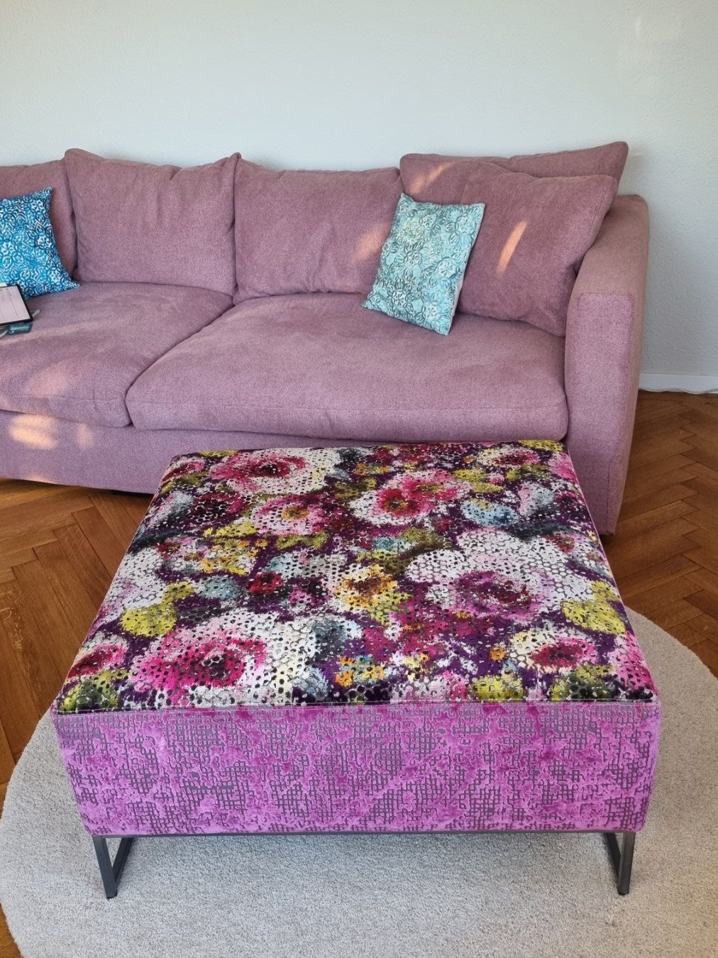 Sgabelli: Grosser Polsterhocker / Sofahocker, 90x90cm, floral, samtig – Usato da Ennetbaden venduto da urs1369 3