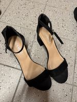 Sandales noires à talons carrés 