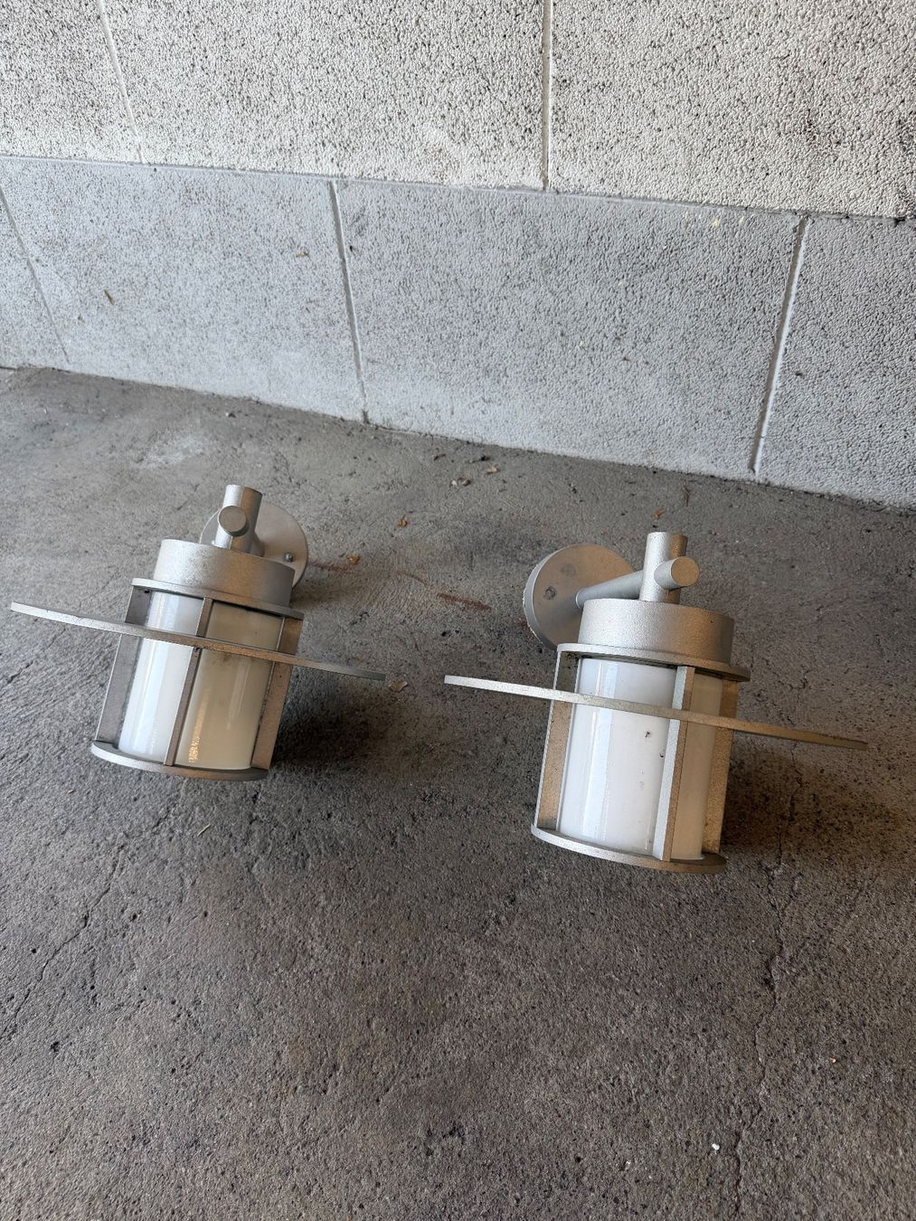 Lampes: Zwei identische Aussenleuchten, silber – D'occasion à Winterthur par Christianpunkts 1