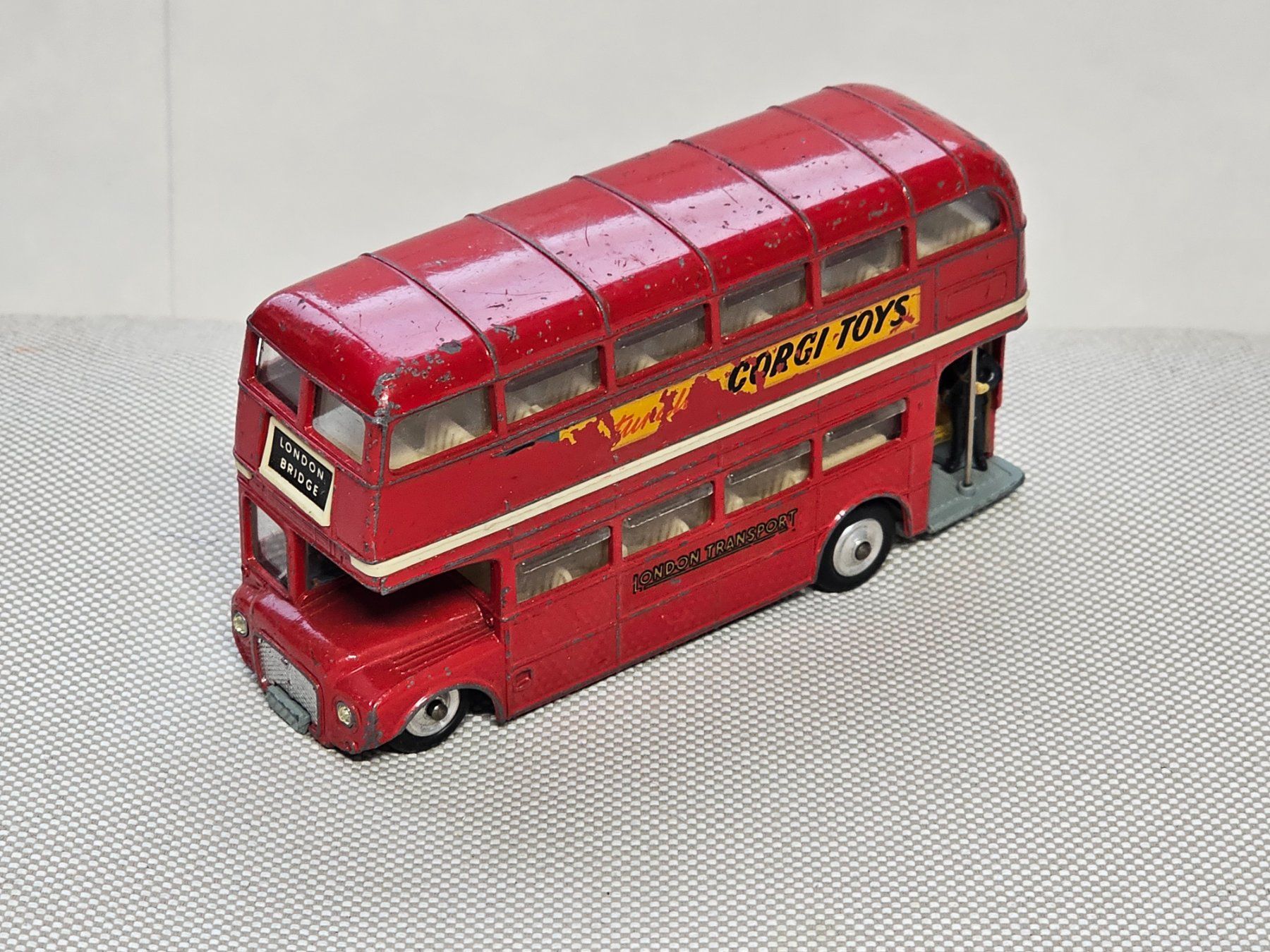 Corgi Toys Modellini d'auto: Corgi London Transport Routemaster mit Schaffnerin – Usato da Starrkirch-Wil venduto da easygo13