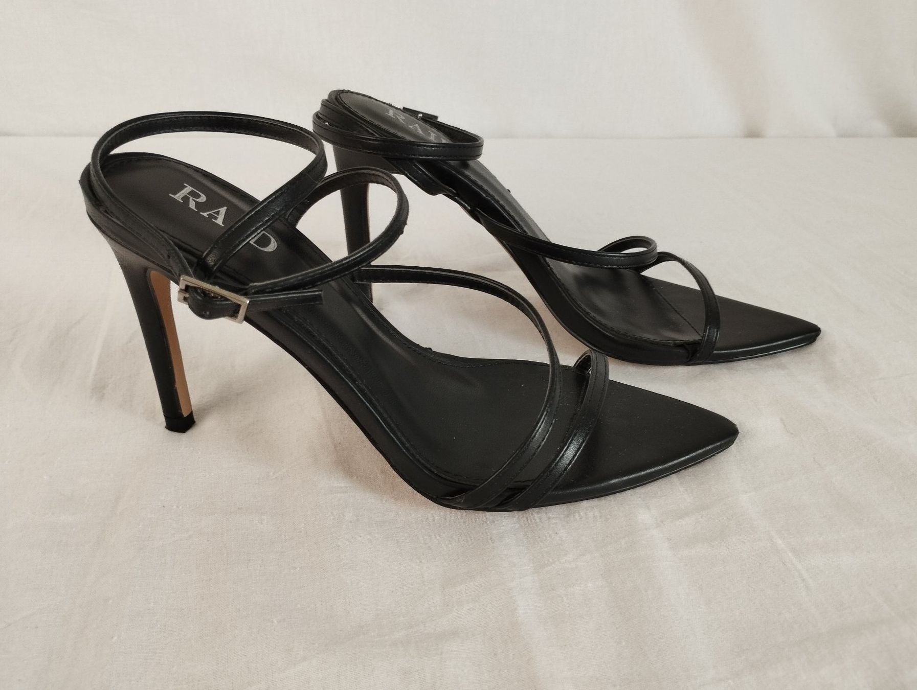 Scarpe da donna: RAID Riemchensandaletten schwarz Gr. 36 – Usato da Schübelbach venduto da Restwert_Schubelbach 2