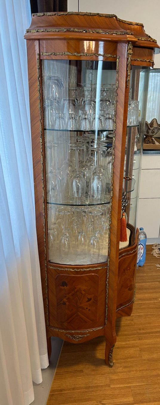 Vetrine: Louis XV Vitrine mit elegant gebogenem Glas – Usato da Küsnacht ZH venduto da filo_fila8700 2