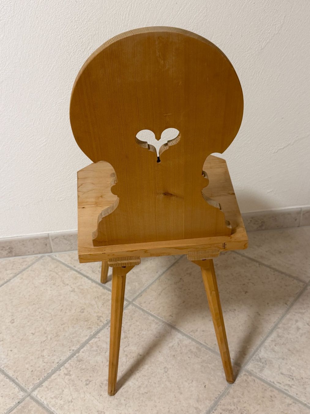 Chaises: Rustikaler Holzstuhl mit Herz, Sttabelle – D'occasion à Jenaz par Sandrobordoli 2