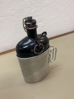 Antike Feldflasche mit Aluminium-Becher – Militaria Sammlers