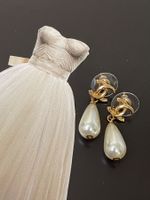 Elegante CC Perlenohrringe – vergoldet mit Tropfenperlen