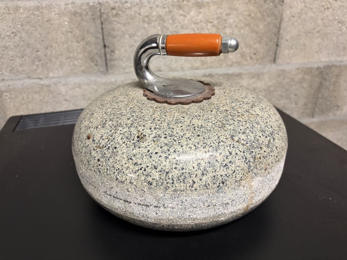 Pietre & tegole: Authentique pierre de curling vintage en granit – Usato da Conthey venduto da Cathlouz 1