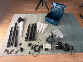 Mobile Fotostudio-Ausrüstung (Blitze, Stative, Hintergrund)