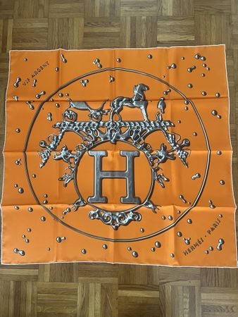 Magnifique foulard Hermès "Vie Argent" orange, comme neuf!