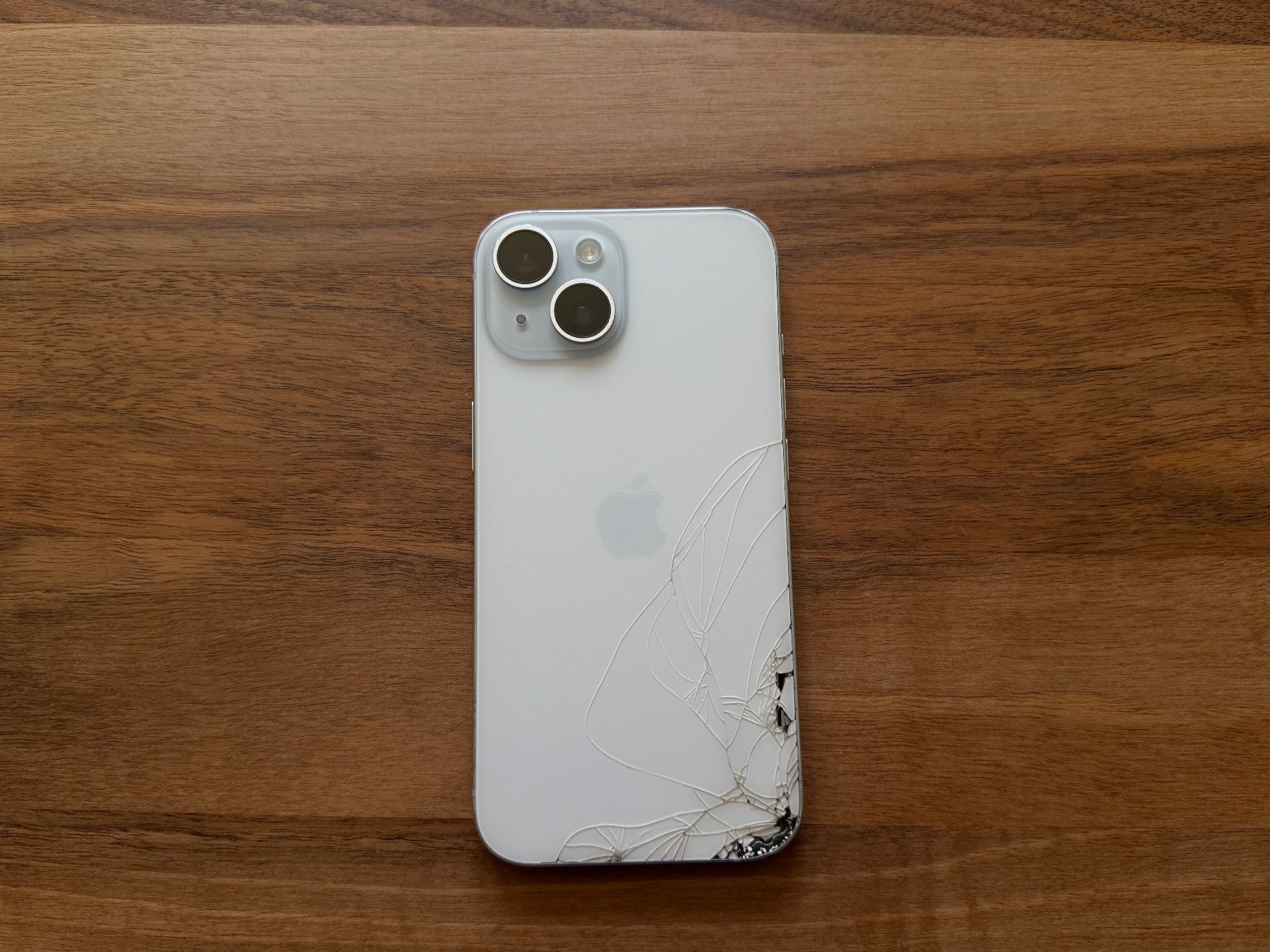 Apple Portables: Iphone 15, funktioniert einwandfrei, mit kapputem Backscreen – D'occasion à Linthal par Water 2