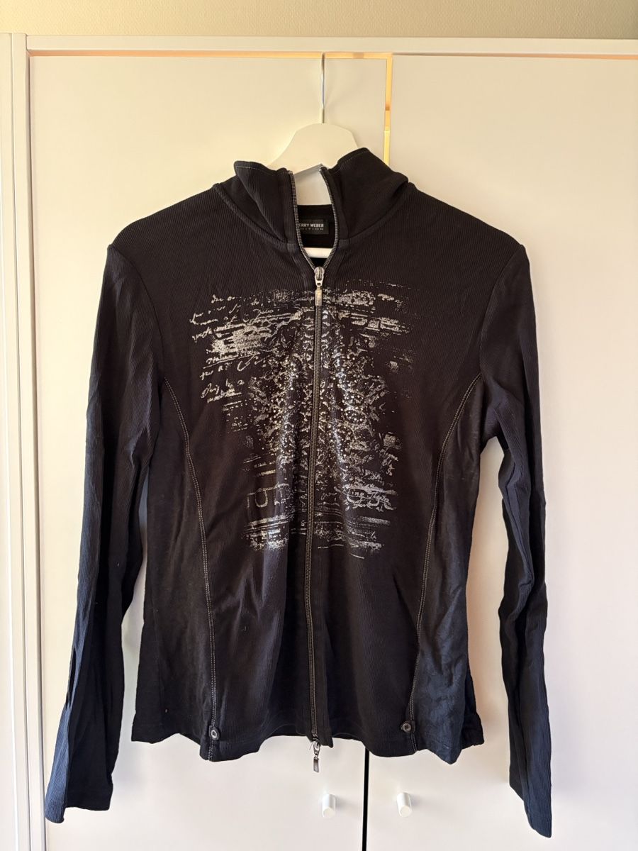 Vestes:  Sweatjacke schwarz mit Muster – D'occasion à Ermatingen par ric_2td5