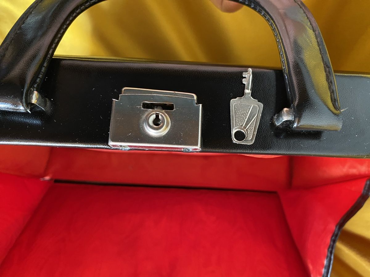 Borse da donna: Sac à main coffre laqué noir, doublure rouge – Usato da Geneve venduto da Monthoux13 4
