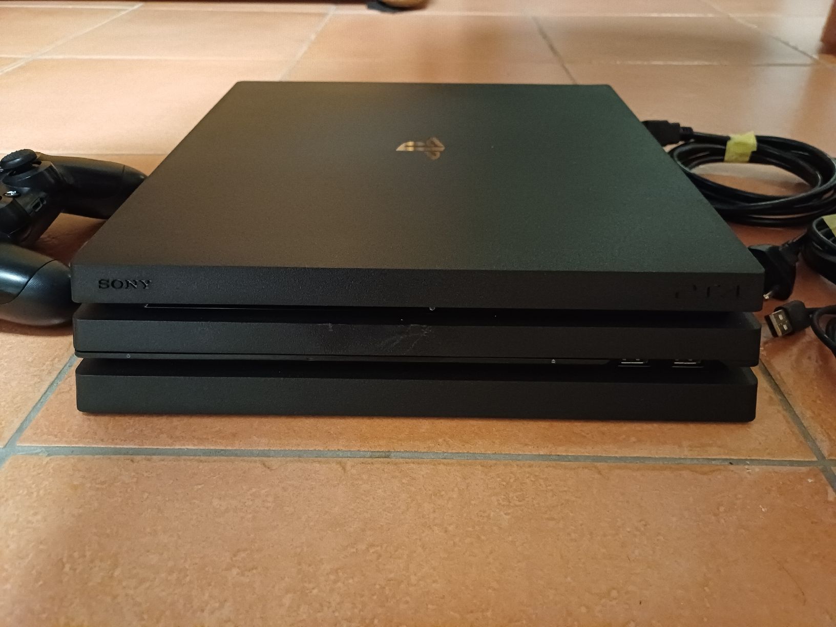 Sony Console: Playstation 4 Pro schwarz mit Controller und allen Kabeln – Usato da Chur venduto da ren_r2kx 3