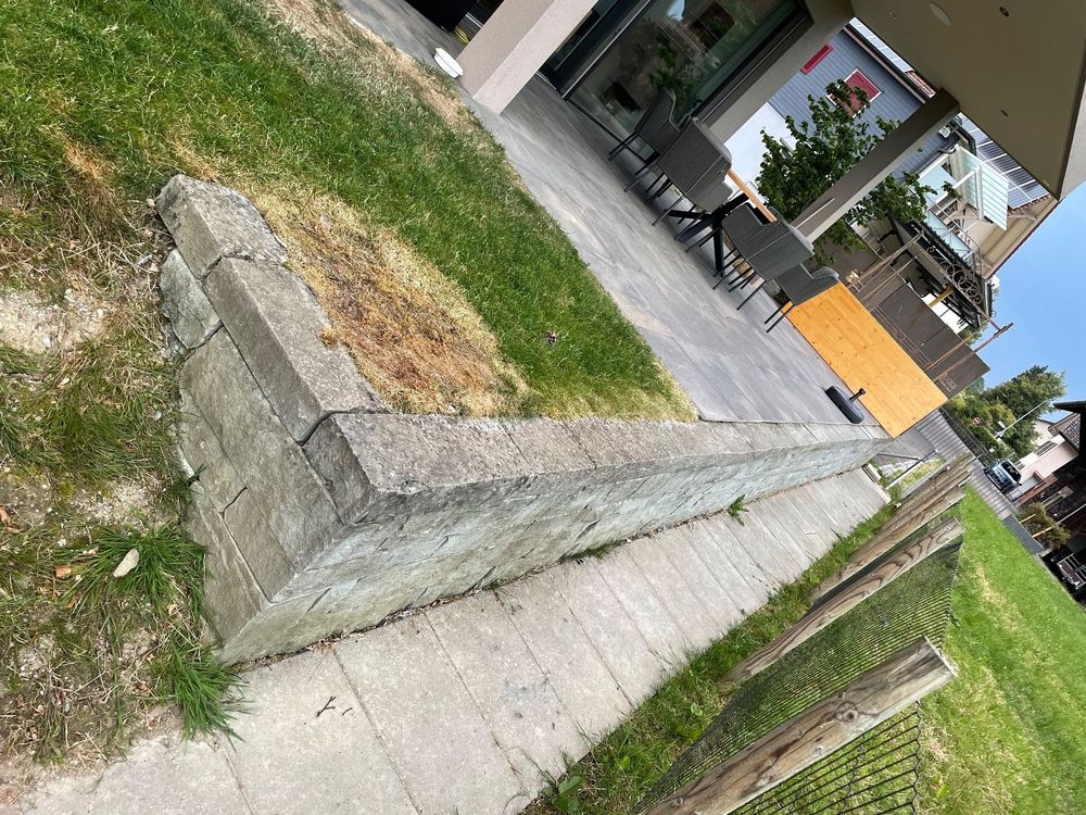 Sandsteinmauer ca. 70cm hoch, 20cm tief, 11.4 Meter lang Kaufen auf