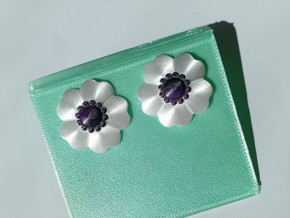 Orecchini pendenti & Orecchini a lobo: Florale Statement-Ohrstecker – Nuovo e nell'imballaggio originale da Romanshorn venduto da mololo 1
