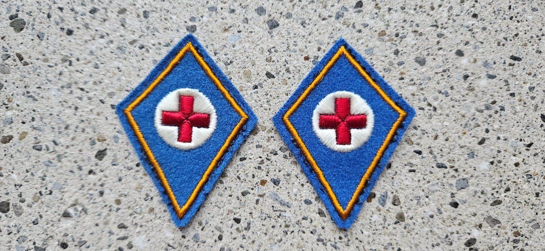 Schweizer Armee Placchette & Badge: *** Kragenspiegel / Kragenpatten *** – Nuovo e nell'imballaggio originale da Riedholz venduto da fr_sIruP