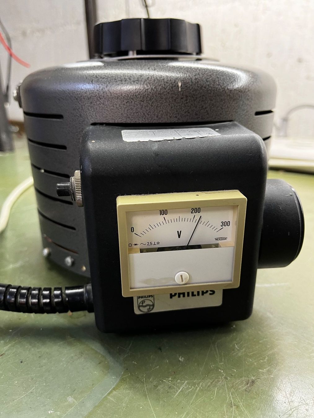 Philips Alimentation électrique: Trenntransformator 0 ... 260 Volt Philips "Variac" – D'occasion à Biel/Bienne par Daenu21