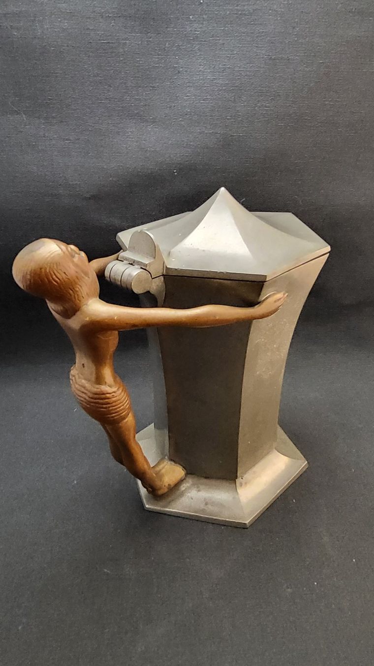 Statuette: Antike Zinnkanne mit figürlichem Griff – Usato da Basel venduto da spinne02 4