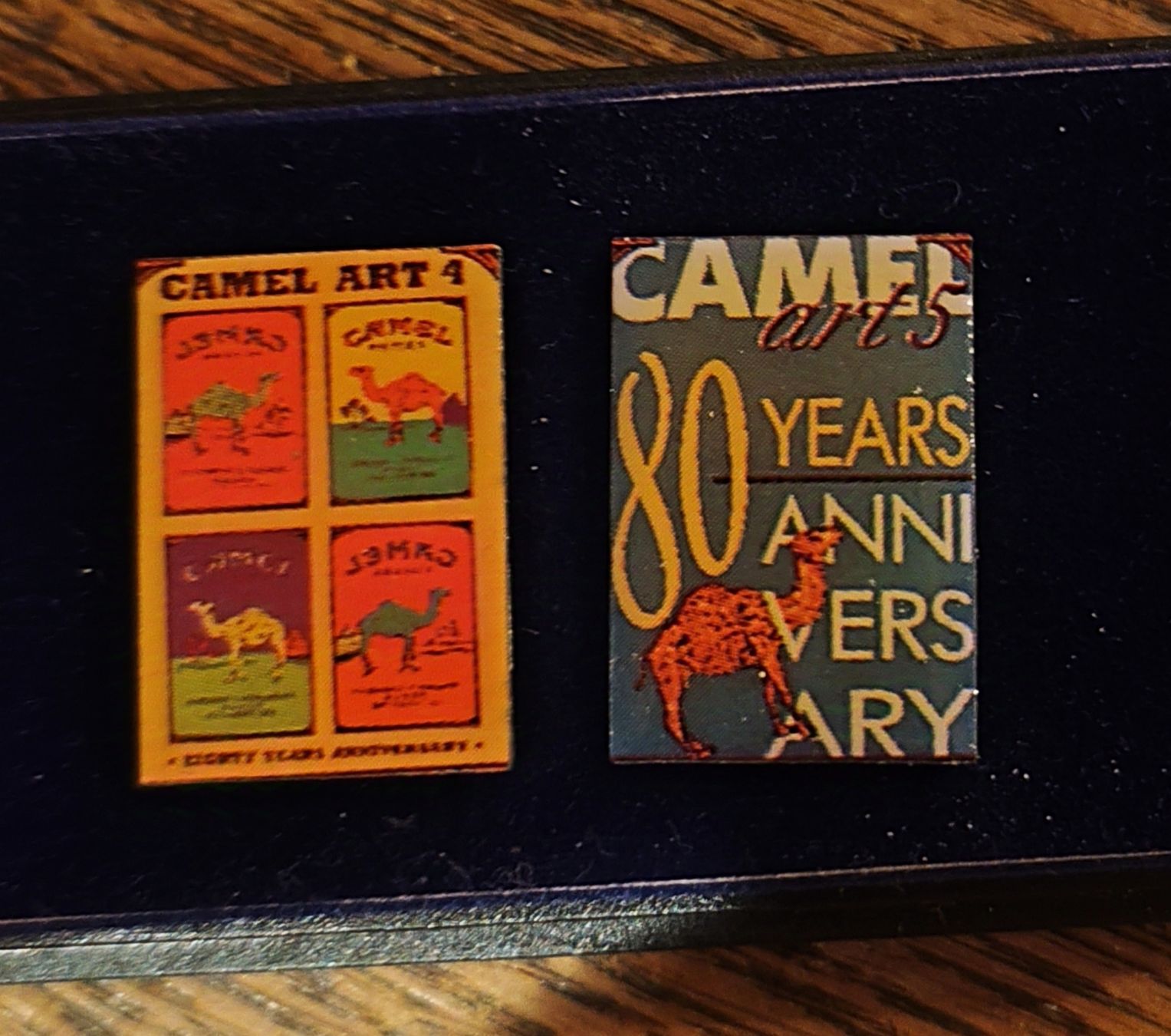 Camel Placchette & Badge: Camel Jubiläums-Pins – Nuovo e nell'imballaggio originale da Brienzwiler venduto da Nytt-och-Bytt 2