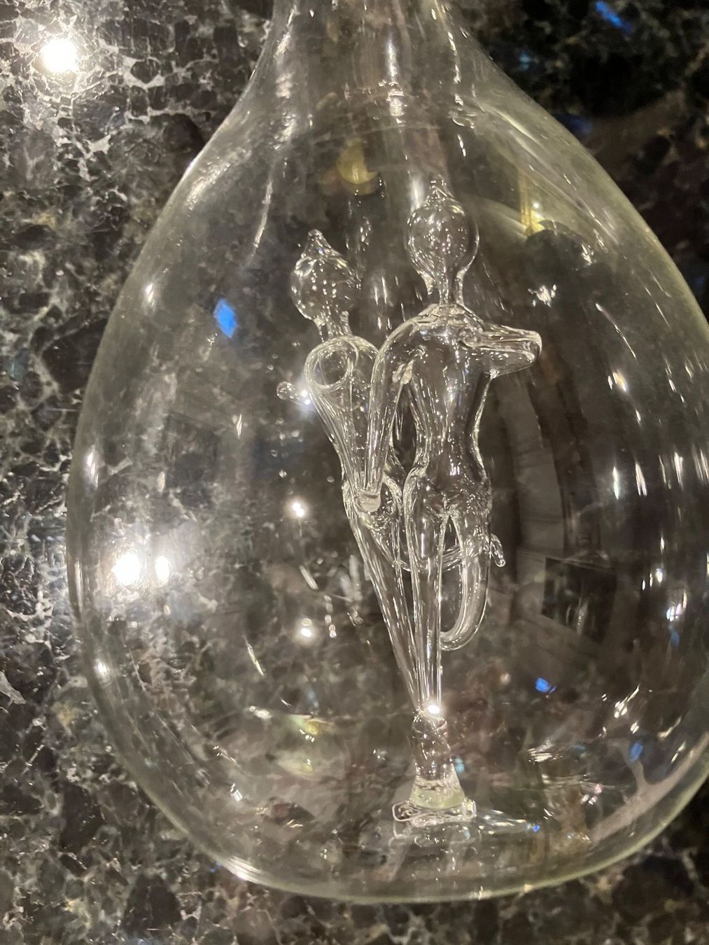 Sonstiges Geschirr & Gläser: Dekorative Oel oder Essigflasche mit Glasfiguren, Vintage 49 – Gebraucht aus Dintikon von 51rh