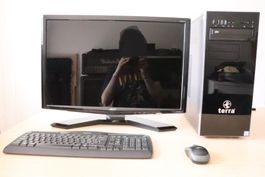 Kompletter PC mit Monitor, Tastatur und Maus