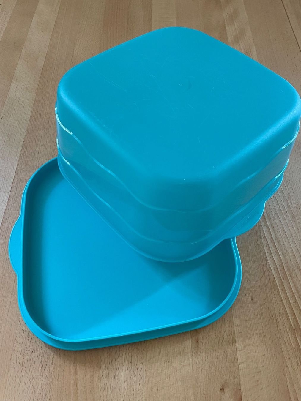 quadratischer Tortenbehälter von Tupperware, Türkis-Aqua (Gebraucht) in Cham für CHF 5 – mit Lieferung auf Ricardo kaufen