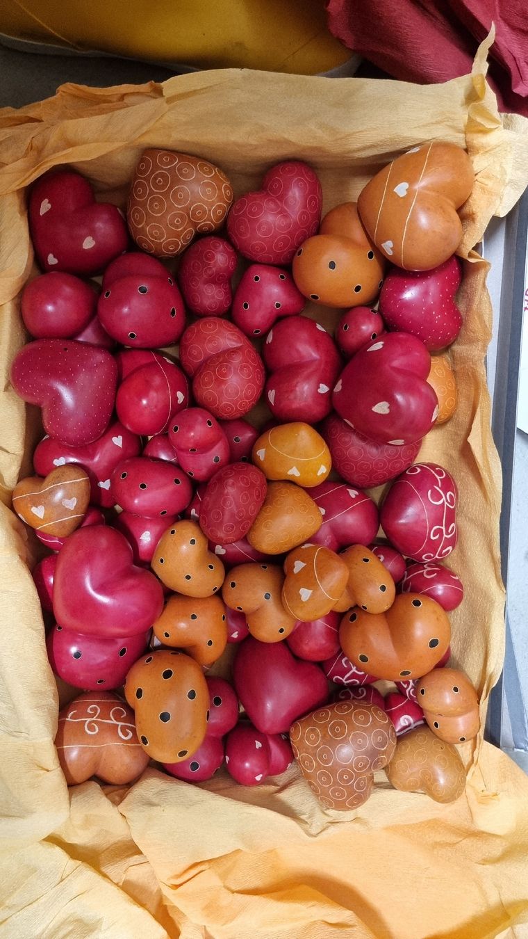 Minerali & Pietre curative: Speckstein Herze über 50 Stk. NEU Restposten – Nuovo e nell'imballaggio originale da Appenzell venduto da frisch-froehlich