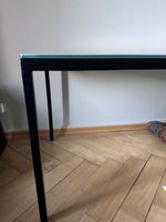 Metalltisch mit Glasplatte