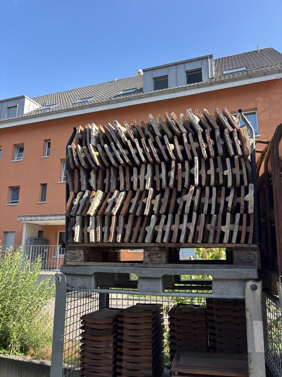 Steine & Dachziegeln: Handgemachte bieberschwanz ziegel gemischt – Gebraucht aus Turbenthal von inf_77rq