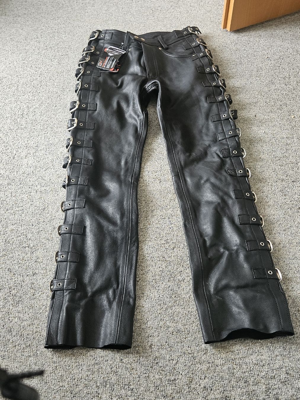 Pantaloni: Echtleder Hose mit Schnallen,Grösse 30 inch = Grösse 38 – Nuovo e nell'imballaggio originale da BALTERSWIL venduto da Black-Morphis