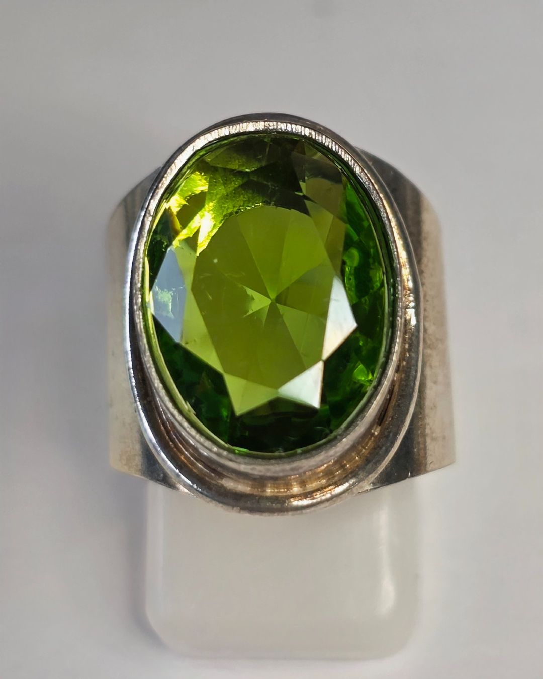 Bagues: Silber Ring mit hellgrünem Stein – Neuf (Voir description) à Zürich par adriben