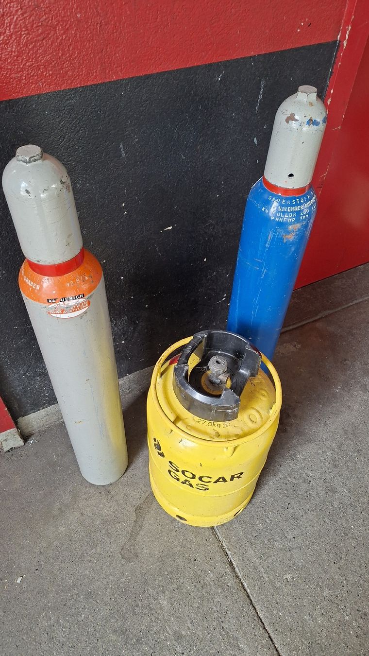 Gas-Geräte & -Technik: 3 Stk. Gasflaschen – Defekt aus Seftigen von 9-10-100-77 1