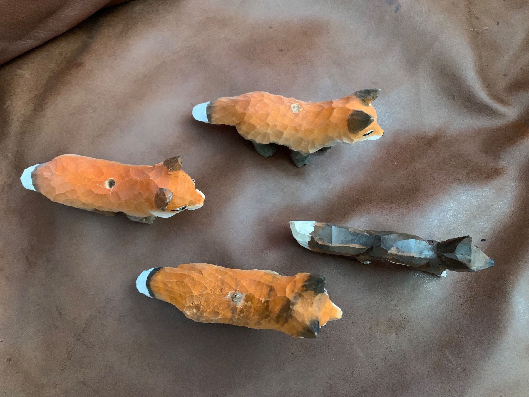 Statuette: 4 handgeschnitzte Füchse aus Holz, Krippenfiguren – Usato da Kloten venduto da petrol5555 1