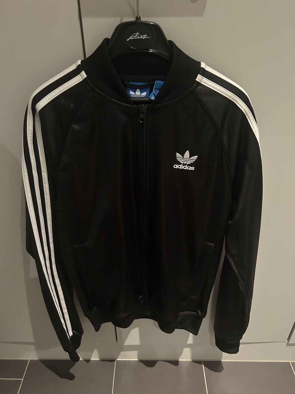 Adidas Jacken: Adidas Jacke – Neu (gemäss Beschreibung) aus Schlieren von Leavio