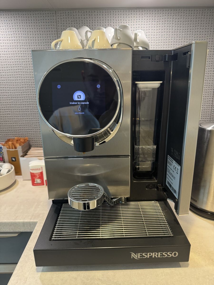 Nespresso Machines à café & Machines à expresso: Nespresso Momento 100 Coffee Machine  – D'occasion à Geneve par Alpaca_Vicuna 1