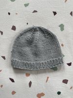 Handgestrickte, graue Baby Mütze