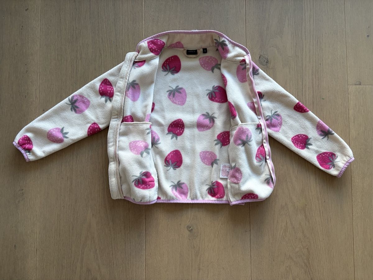 Name It Vestes & Manteaux: Fleecejacke Name It Erdbeermuster Gr. 116 – D'occasion à Lachen SZ par LinWeg 2