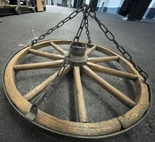 Antikes Wagenrad mit Aufhängung