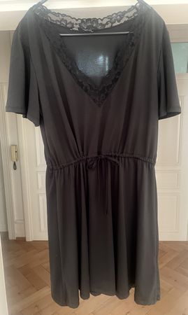 Schwarzes Kleid von Zara