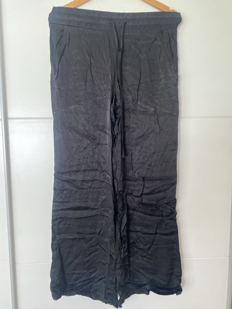 Hosen: Schwarze Sommerhose🖤 – Gebraucht aus Alpnach Dorf von melbb