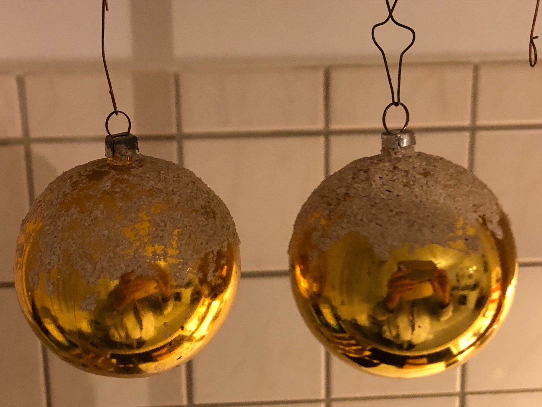 Alle Dekorationen: Duo ältere Weihnachtskugeln, Goldfarben mit "Schnee-Glitzer" – Gebraucht aus Gossau/ZH von amazonas66 1
