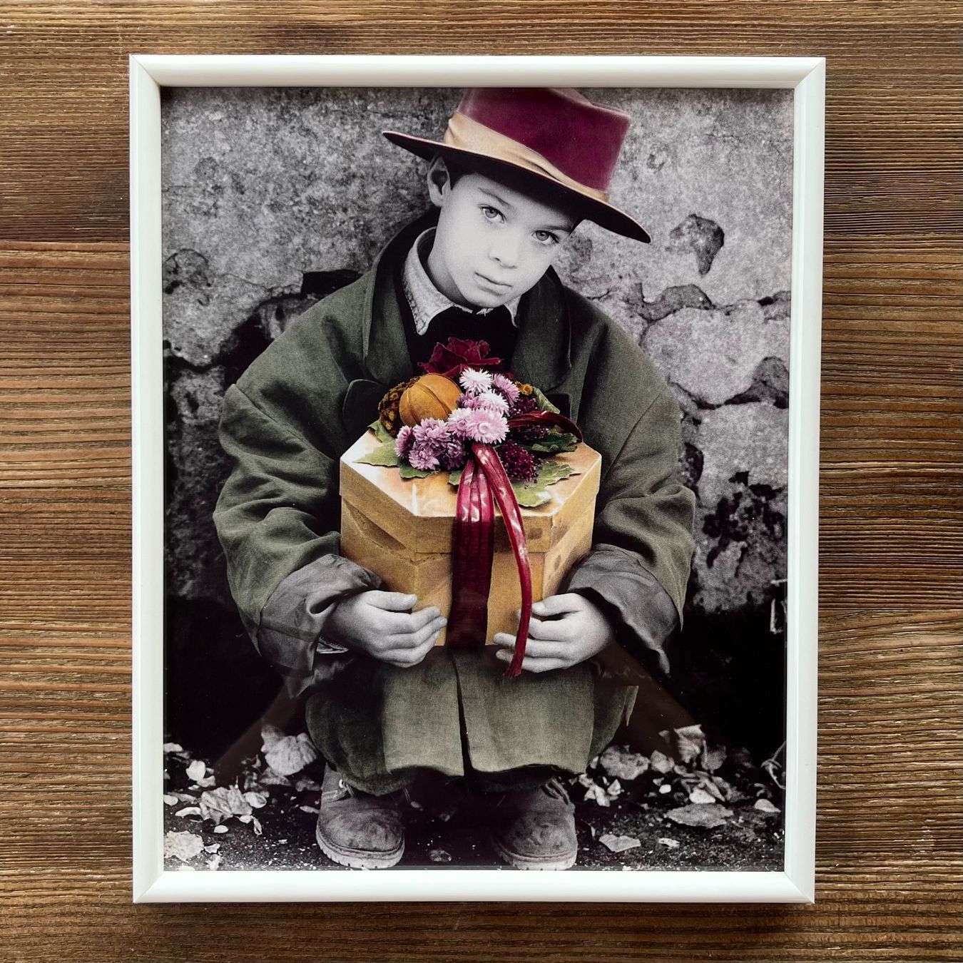 Foto & Immagini: Kim Anderson Junge mit Geschenk im Bilderrahmen – Nuovo (secondo la descrizione) da Schwyz venduto da rs-trend