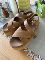 Sandales compensées UGG cuir daim beige état neuf 38