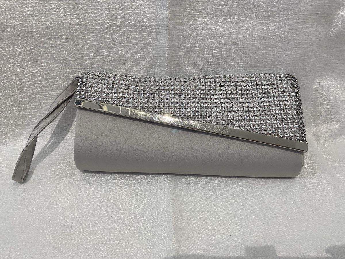 Taschen für Damen: Clutch silberfarben mit Strass-Optik – Gebraucht aus Hausen AG von corinne_g