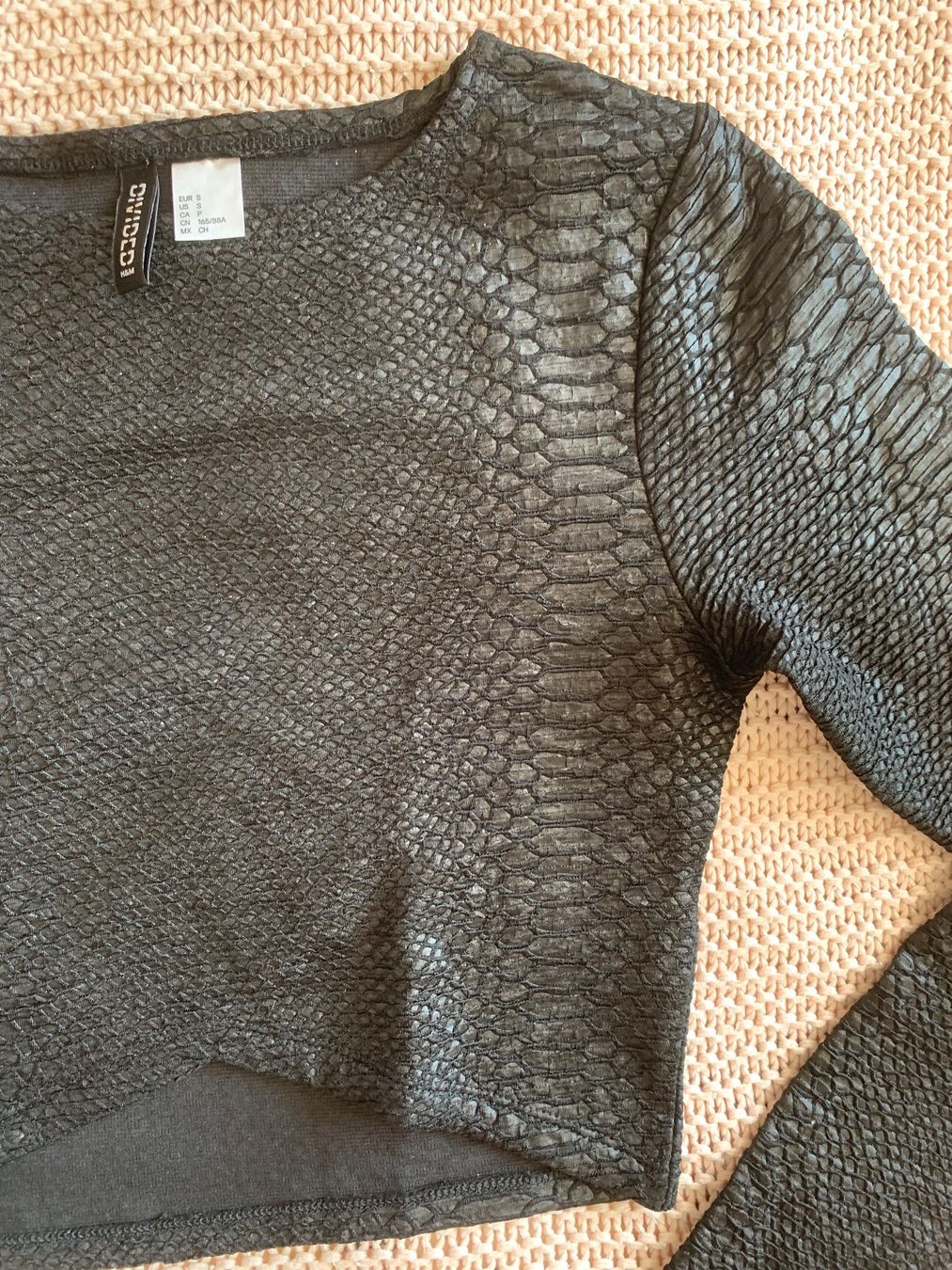 H&M Camicette, T-shirt & Top: Crop top noir effet serpent – Usato da Montreux venduto da Iza_81199 1