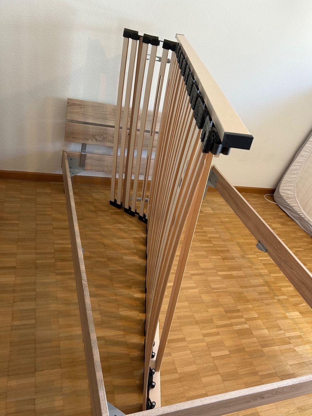 Letti: Bettgestell Holzoptik mit Lattenrost – Usato da Basel venduto da dor_ljs6 3